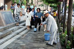 写真:水をまくボランティアの人