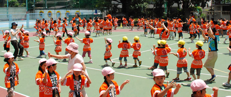 写真:校庭いっぱいに広がって練習する子どもたち