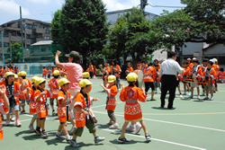 写真：太鼓にあわせて踊る子どもたち