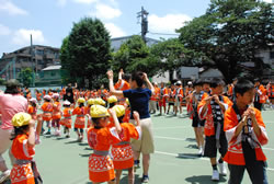 写真：笛にあわせて踊る子どもたち