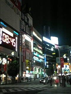 写真：多くの看板が電気を消した新宿駅東口前