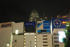 写真：多くの看板が電気を消した新宿駅東口前