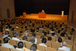 写真：講演会場を後方から見る