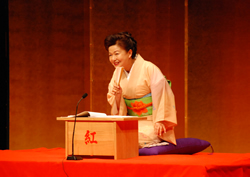 写真:講談を披露する神田紅さん