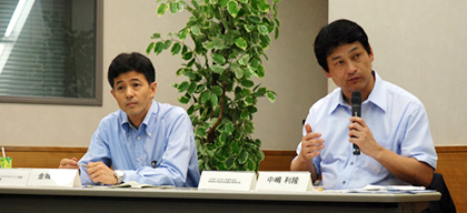 写真:マイクで話す中嶋氏(右)と、金城氏(左)
