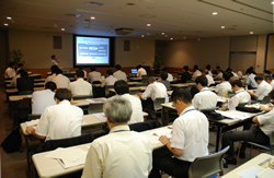 写真:会場を後方から見る