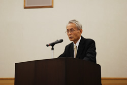 写真:あいさつする新村氏(歌舞伎町TMO代表)