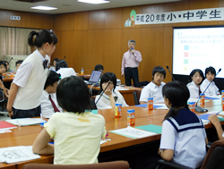写真:意見を発表する生徒と、それを聞く卯月教授