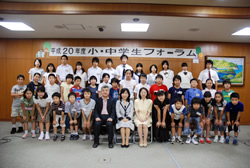 写真:出席者全員で記念撮影