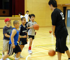 写真:東京アパッチの選手から指導を受ける子どもたち