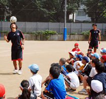 写真:FC東京の選手からサッカーの指導を受ける子どもたち