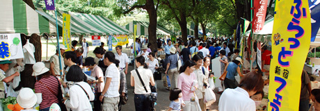 写真:ふらっと新宿フェア・多くのお客さんでにぎわう地方物産のブース
