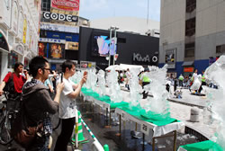 写真:完成した氷彫刻にカメラを向ける見物客