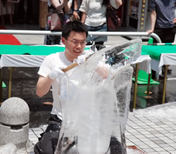 写真：ノミを使って氷を削る