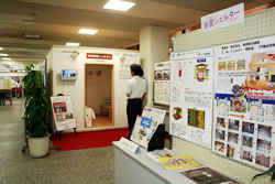 写真:区役所1階ロビーの展示