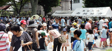 写真:多くの親子連れでにぎわう公園
