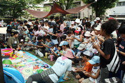 写真：ビンゴ大会にたくさんの子どもたちが集まる