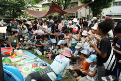 写真:ビンゴ大会にたくさんの子どもたちが集まる