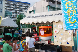 写真:綿菓子のお店には子どもたちの列が
