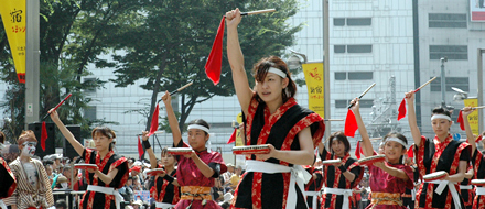 写真:太鼓を打ち鳴らし勇壮に踊る