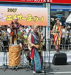写真:演奏と踊り