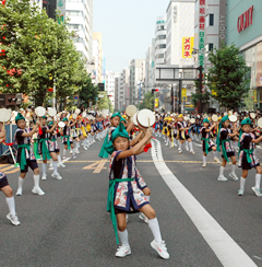 写真：小学生チームの踊り