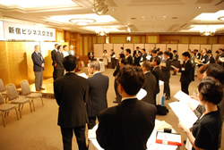 写真:会場ステージで参加企業を紹介