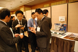 写真:名刺交換する参加企業の担当者
