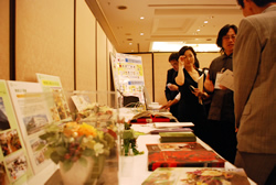 写真:企業ブースの前で話す参加企業の担当者