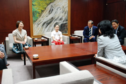 写真:区長と話す鶴見選手