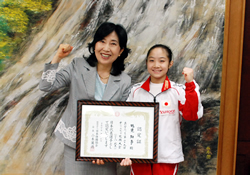 写真:ガッツポーズをする中山区長と鶴見選手
