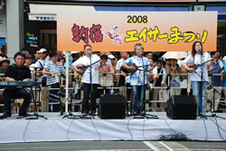 写真:「さんさら」のミニライブ