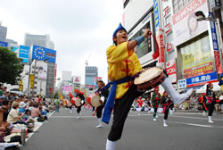 写真:ダイナミックな動きの締太鼓