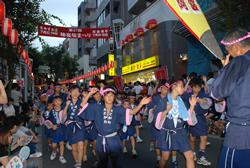 写真:愛らしい子供阿波踊り