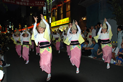 写真:「つつじ連」の踊り