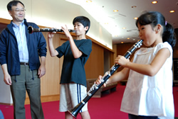 写真:クラリネットを演奏する子どもたち