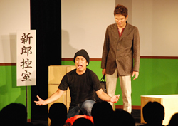 写真:ガレッジセールの舞台