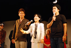 写真:中山区長とガレッジセール