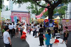 写真：多くの来場者でにぎわう大久保公園は夏祭り会場のよう