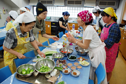 写真:グループに分かれて楽しく料理