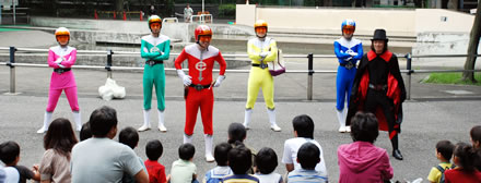 写真:新宿エコレンジャーショーを見る子どもたち