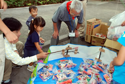 写真:お楽しみ釣りぼりに挑戦する女の子