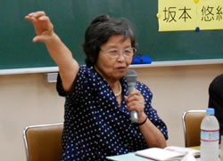 写真:身振りを交えて話す高橋喜久江さん