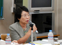 写真:マイクを手に話す坂本悠紀子さん