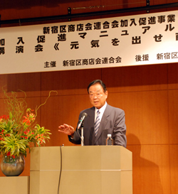 写真:講演する鈴木さん