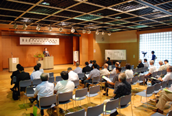 写真:会場を後方から見る