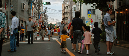 写真:親子連れでにぎわう夕暮れの牛込中央通り商店街