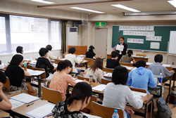 写真:講義を熱心に聴く参加者