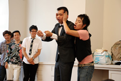 写真:漫才を披露する「もっこすファイヤー」の2人