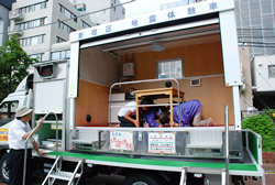写真:起震車で地震体験をする参加者